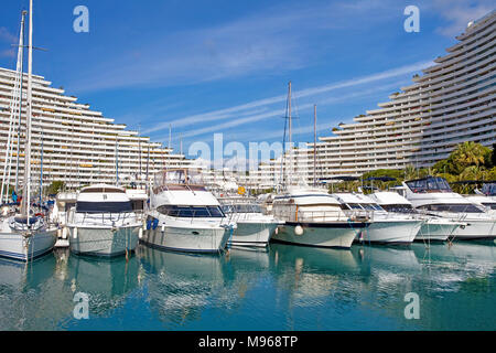 Marina Baie des Anges und futuristisch geschwungene Gebäude, Vaugrenier, Süd Frankreich, Var, Côte d'Azur, Frankreich, Europa Stockfoto