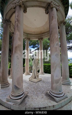 Statuen in einem Pavillon im Garten der Villa Ephrussi de Rothschild, toskanische Architektur am Kap Ferrat, Süd Frankreich, Var, Côte d'Azur, Frankreich, Europa Stockfoto