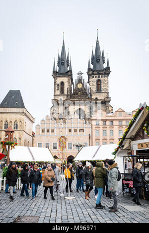 Prag, Tschechische Republik - 18. März, 2018: die Menschen sind, die in Prag Ostern Markt am Marktplatz der Altstadt. Die ostermärkte (Velikonocni trhy) feiern t Stockfoto