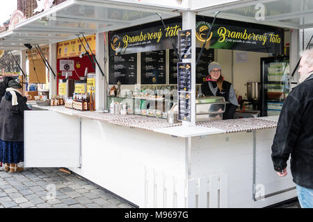 Prag, Tschechische Republik - 18. März, 2018: die Menschen sind, die in Prag Ostern Markt am Marktplatz der Altstadt. Die ostermärkte (Velikonocni trhy) feiern t Stockfoto