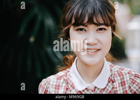 Asiatische Mädchen Jugendliche hipster Nahaufnahme Kopf glückliches Lächeln vintage Farbe Ton Stockfoto