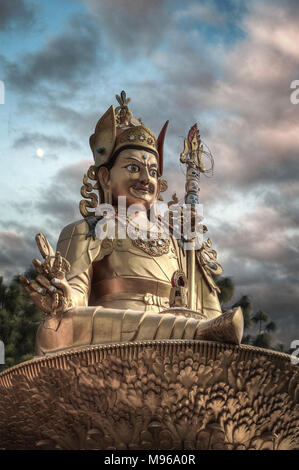 Gold-Guru Rinpoche-Statue steht in Kathmandu. Nepal Stockfoto