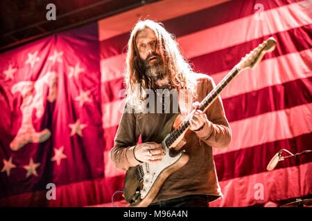 Norwegen, Oslo - März 12., 2018. Die amerikanische Blues Rock Band Chris Robinson Bruderschaft führt ein Live Konzert am Rockefeller in Oslo. Hier Sänger, Musiker und Songwriter Chris Robinson ist live auf der Bühne gesehen. (Foto: Gonzales Foto - Terje Dokken). Stockfoto