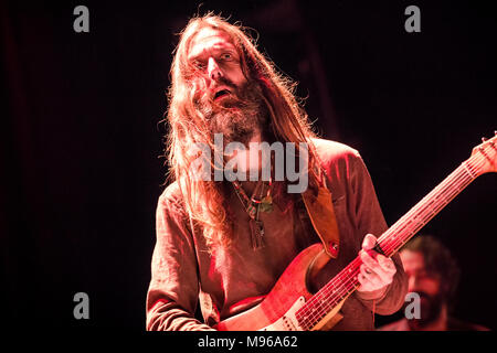 Norwegen, Oslo - März 12., 2018. Die amerikanische Blues Rock Band Chris Robinson Bruderschaft führt ein Live Konzert am Rockefeller in Oslo. Hier Sänger, Musiker und Songwriter Chris Robinson ist live auf der Bühne gesehen. (Foto: Gonzales Foto - Terje Dokken). Stockfoto