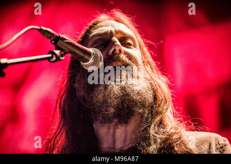 Norwegen, Oslo - März 12., 2018. Die amerikanische Blues Rock Band Chris Robinson Bruderschaft führt ein Live Konzert am Rockefeller in Oslo. Hier Sänger, Musiker und Songwriter Chris Robinson ist live auf der Bühne gesehen. (Foto: Gonzales Foto - Terje Dokken). Stockfoto