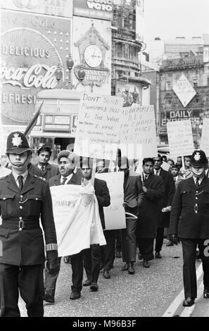 Ein 'Don't Muhammad Ali zu Vietnam" Demonstration von Muhammad Zafreen der Pakistan Liga organisiert senden und Nummerierung zwischen 60-100 Personen einschließlich Presse und Polizei ihren Weg nach unten vom Trafalgar Square, Piccadilly. Wo eine Delegation ging in der amerikanischen Botschaft, an die Speakers Corner im Hyde Park, wo das Loch ist es, zischte. Der Führer war Muhammad Zafreen, die den morgenmantel von Mohammed trug. 10. April 1967 Stockfoto