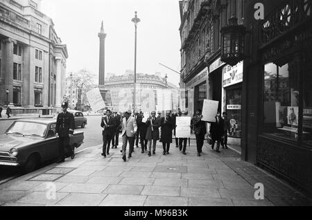 Ein 'Don't Muhammad Ali zu Vietnam" Demonstration von Muhammad Zafreen der Pakistan Liga organisiert senden und Nummerierung zwischen 60-100 Personen einschließlich Presse und Polizei ihren Weg nach unten vom Trafalgar Square, Piccadilly. Wo eine Delegation ging in der amerikanischen Botschaft, an die Speakers Corner im Hyde Park, wo das Loch ist es, zischte. Der Führer war Muhammad Zafreen, die den morgenmantel von Mohammed trug. 10. April 1967 Stockfoto