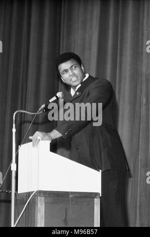 Welt Boxweltmeister Muhammad Ali hielt seine erste öffentliche Rede in England an der neuen Victoria Theatre in London, wo eine verpackte Menge hörte und ihm Fragen stellen. 29. November 1974 Stockfoto