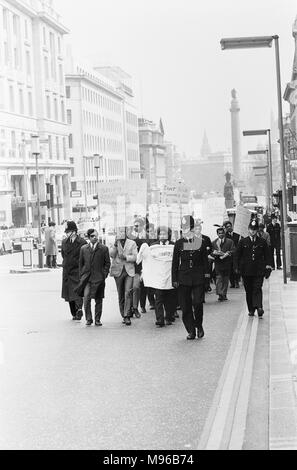 Ein 'Don't Muhammad Ali zu Vietnam" Demonstration von Muhammad Zafreen der Pakistan Liga organisiert senden und Nummerierung zwischen 60-100 Personen einschließlich Presse und Polizei ihren Weg nach unten vom Trafalgar Square, Piccadilly. Wo eine Delegation ging in der amerikanischen Botschaft, an die Speakers Corner im Hyde Park, wo das Loch ist es, zischte. Der Führer war Muhammad Zafreen, die den morgenmantel von Mohammed trug. 10. April 1967 Stockfoto