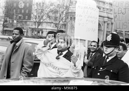 Ein 'Don't Muhammad Ali zu Vietnam" Demonstration von Muhammad Zafreen der Pakistan Liga organisiert senden und Nummerierung zwischen 60-100 Personen einschließlich Presse und Polizei ihren Weg nach unten vom Trafalgar Square, Piccadilly. Wo eine Delegation ging in der amerikanischen Botschaft, an die Speakers Corner im Hyde Park, wo das Loch ist es, zischte. Der Führer war Muhammad Zafreen, die den morgenmantel von Mohammed trug. 10. April 1967 Stockfoto