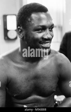 Super II Kampf war ein Nicht-Titel Boxkampf zwischen Muhammad Ali und Joe Frazier. Der zweite der drei Ali gegen Frazier kämpfen, es fand im Madison Square Garden in New York City am 28. Januar 1974. Ali war ein leichter Favorit zu gewinnen, und hat durch einstimmigen Beschluss. (Bild) Joe Frazier in einem Kampf medizinische für 'Super Kampf II.' Stockfoto