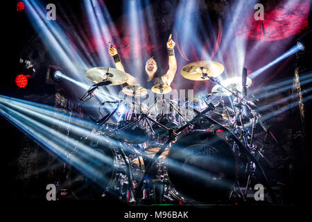 Norwegen, Oslo - 15. März 2018. Die amerikanische Thrash Metal Band Testament führt ein Live Konzert am Rockefeller in Oslo. Hier drummer Gene Hoglan ist live auf der Bühne gesehen. (Foto: Gonzales Foto - Terje Dokken). Stockfoto