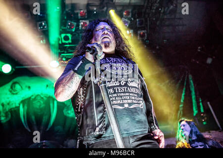 Norwegen, Oslo - 15. März 2018. Die amerikanische Thrash Metal Band Testament führt ein Live Konzert am Rockefeller in Oslo. Hier Sänger Chuck Billy ist live auf der Bühne gesehen. (Foto: Gonzales Foto - Terje Dokken). Stockfoto