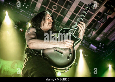 Norwegen, Oslo - 15. März 2018. Die amerikanische Thrash Metal Band Testament führt ein Live Konzert am Rockefeller in Oslo. Hier Gitarrist Alex Skolnick wird gesehen, live auf der Bühne. (Foto: Gonzales Foto - Terje Dokken). Stockfoto