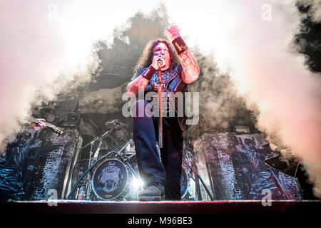 Norwegen, Oslo - 15. März 2018. Die amerikanische Thrash Metal Band Testament führt ein Live Konzert am Rockefeller in Oslo. Hier Sänger Chuck Billy ist live auf der Bühne gesehen. (Foto: Gonzales Foto - Terje Dokken). Stockfoto