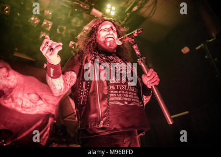 Norwegen, Oslo - 15. März 2018. Die amerikanische Thrash Metal Band Testament führt ein Live Konzert am Rockefeller in Oslo. Hier Sänger Chuck Billy ist live auf der Bühne gesehen. (Foto: Gonzales Foto - Terje Dokken). Stockfoto