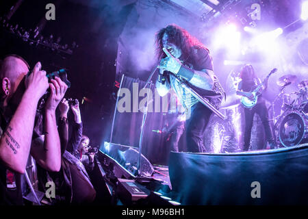 Norwegen, Oslo - 15. März 2018. Die amerikanische Thrash Metal Band Testament führt ein Live Konzert am Rockefeller in Oslo. Hier Sänger Chuck Billy ist live auf der Bühne gesehen. (Foto: Gonzales Foto - Terje Dokken). Stockfoto