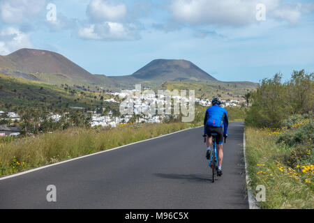 Radfahrer Radfahren in Richtung Haria, Lanzarote Stockfoto