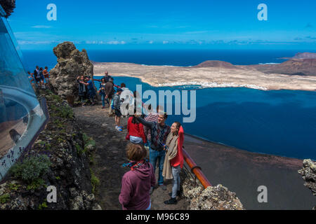 Auf dem Balkon des Mirador del Rio Gebäude, La Graciosa suchen mit Menschen fotografieren und selfies, Lanzarote Stockfoto