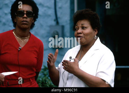 Washington, DC., USA, 1982 Juroren aus John Hinckley Jr Mordversuch Nathalia Braun und Maryland T. Copelin sprechen in der Presse. Credit: Mark Reinstein/MediaPunch Stockfoto
