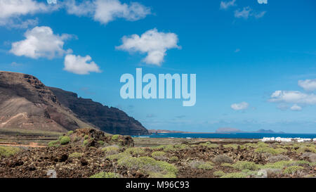 Blick auf Orzola Dorf und seine Klippen an der nördlichen Spitze von Lanzarote über zur Insel La Graciosa suchen Stockfoto