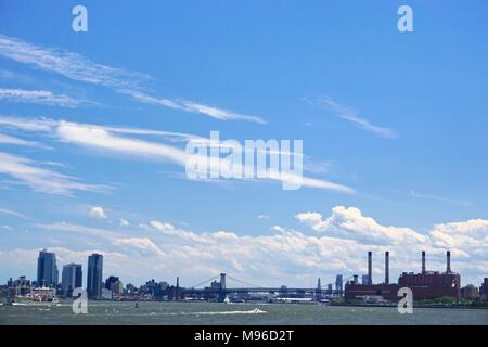 Die Williamsburg Bridge (1903), eine Hängebrücke über den East River in New York City, in der Entfernung von Midtown Manhattan gesehen. Stockfoto