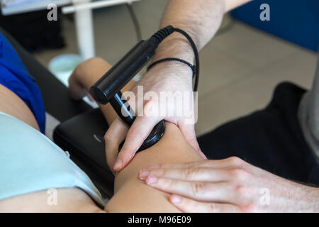 Physiotherapeut tun Tecar Therapie (Radio Frequency Transporter) alterantive Behandlung auf einer Patientin Stockfoto