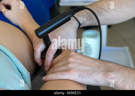 Physiotherapeut tun Tecar Therapie (Radio Frequency Transporter) alterantive Behandlung auf einer Patientin Stockfoto