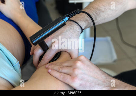 Physiotherapeut tun Tecar Therapie (Radio Frequency Transporter) alterantive Behandlung auf einer Patientin Stockfoto