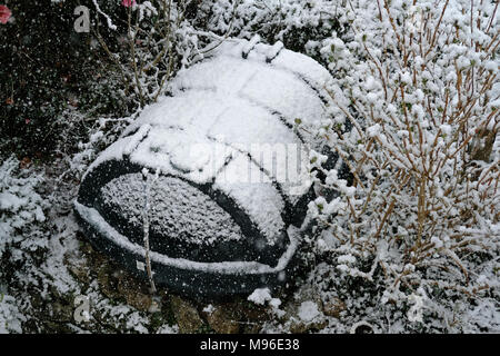 Eine inländische Öltank im Schnee Stockfoto