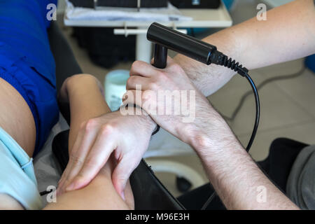 Physiotherapeut tun Tecar Therapie (Radio Frequency Transporter) alterantive Behandlung auf einer Patientin Stockfoto