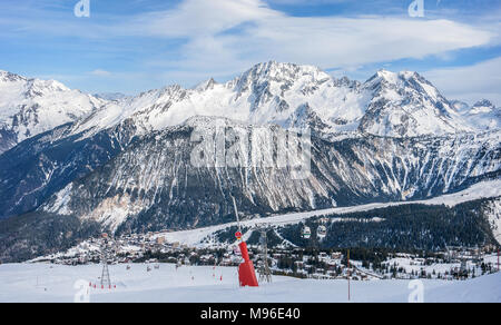 Berge mit Schnee bedeckt. Courchevel Skigebiet in den Französischen Alpen. Stockfoto