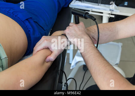 Physiotherapeut tun Tecar Therapie (Radio Frequency Transporter) alterantive Behandlung auf einer Patientin Stockfoto