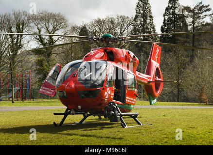 Airbus Hubschrauber der Wales Air Ambulance Service am Boden bei einem Notfall Mission Stockfoto