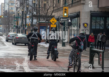 Calgary Polizei Mountainbike Abteilung des Treks Fat Bikes. Stephen Avenue, Calgary, Alberta, Kanada Stockfoto
