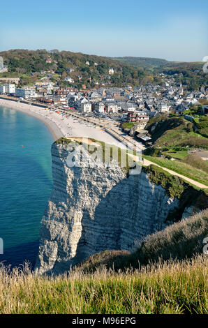 Luftaufnahme von Etretat mit seinem Strand und Dorf, eine Stadt berühmt für seine hohen Klippen, im Département Seine-Maritime und in der Region Haute-Normandie; sein Hauptort ist i Stockfoto