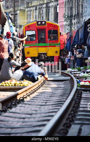 MAEKLONG, THAILAND - Jan 12, 2018: Zug durch Maeklong Railway Markt, Thailand Stockfoto