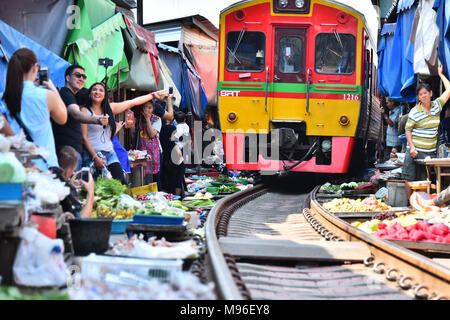 MAEKLONG, THAILAND - Jan 12, 2018: Zug durch Maeklong Railway Markt, Thailand Stockfoto