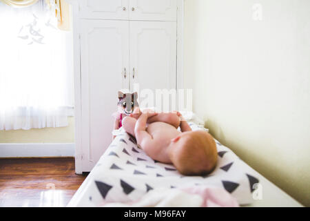 Baby Verlegung auf Wickeltisch mit Maske im Hintergrund Stockfoto