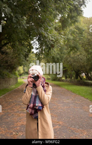 Frau unter Bild mit Vintage-Kamera Stockfoto