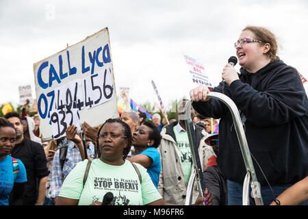 Milton Ernest, UK. 13 Mai, 2017. Karen Doyle von Bewegung für Gerechtigkeit Adressen Mitkämpfer gegen Immigration Detention an einem Protest außerhalb Stockfoto