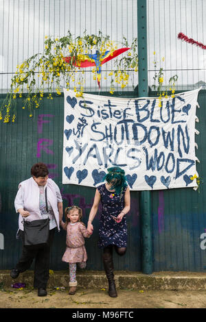 Milton Ernest, UK. 13 Mai, 2017. Aktivisten gegen Immigration Detention besuchen einen Protest außerhalb Yarl's Wood Einwanderung Ausbau entfernt. Stockfoto