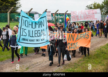 Milton Ernest, UK. 13 Mai, 2017. Aktivisten gegen Immigration Detention besuchen einen Protest außerhalb Yarl's Wood Einwanderung Ausbau entfernt. Stockfoto