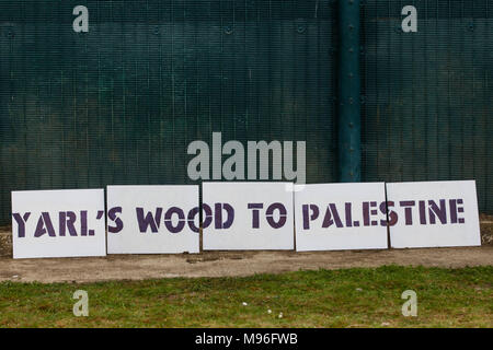 Milton Ernest, UK. 13 Mai, 2017. Anzeichen von Aktivisten gegen Immigration Detention protestieren außerhalb Yarl's Wood Einwanderung Ausbau Center verwendet. Stockfoto