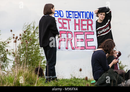 Milton Ernest, UK. 13 Mai, 2017. Aktivisten gegen Immigration Detention besuchen einen Protest außerhalb Yarl's Wood Einwanderung Ausbau entfernt. Stockfoto