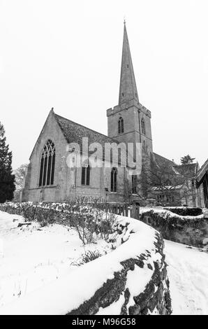 St Giles Kirche im Bredon, Worcestershire im Schnee Stockfoto