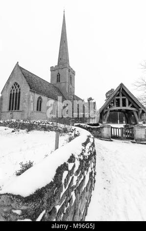 St Giles Kirche im Bredon, Worcestershire im Schnee Stockfoto