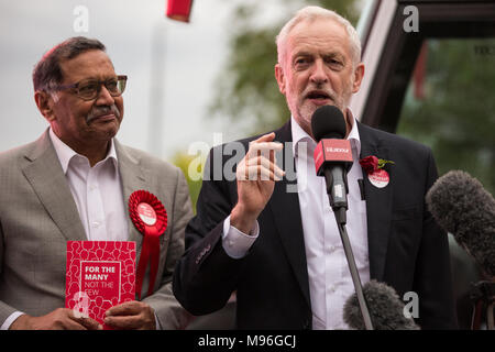 London, Großbritannien. 7. Juni 2017. Jeremy Corbyn, Führer der Labour Party, Kampagnen zur Unterstützung der Kandidaten Navin Shah in der Egge nach Osten auf die endgültige evenin Stockfoto