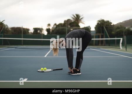 Frau trainieren in Tennisplatz Stockfoto