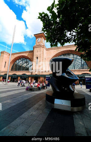 Vor King's Cross Bahnhof mit Henry Moore Skulptur Stockfoto